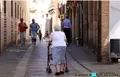 Una mujer mayor pasea por Zamora. Pensionistas, jubilados. Archivo