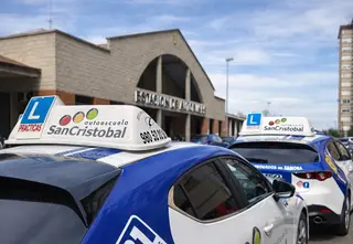 Imagen de dos coches de prácticas Autoescuela San Cristóbal