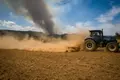 Un agricultor trabaja con su tractor. EP. Archivo