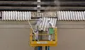 Dos trabajadores retiran placas de uralita con amianto. Archivo