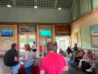 Pasajeros esperando en la estación de tren de Zamora
