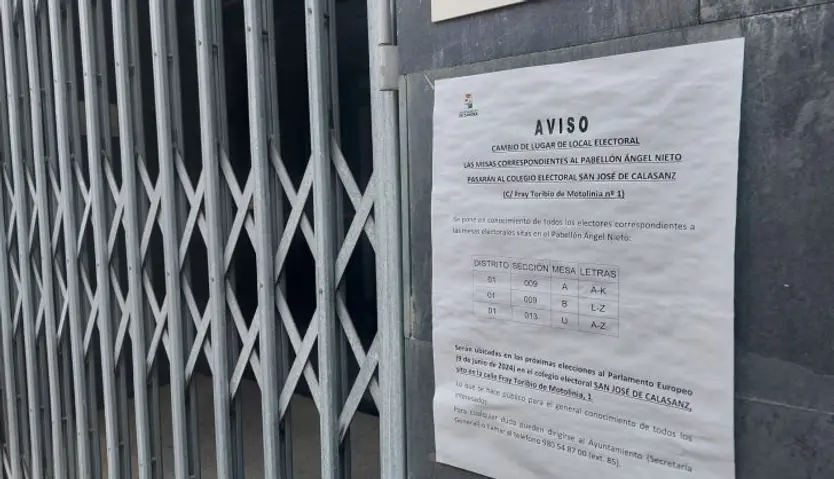 Sin electores despistados en el Ángel Nieto tras el cambio de ubicación de sus votantes. Carteles de información.