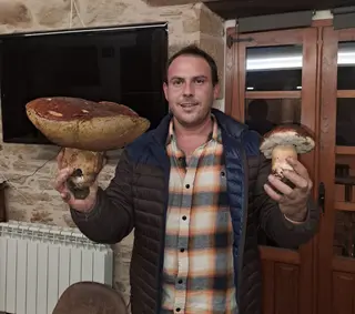 El navarro Carlos Astarriaga Iribas posando con el ejemplar-J.S