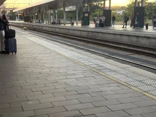 Viajeros esperando al tren en la estación de Zamora capital 