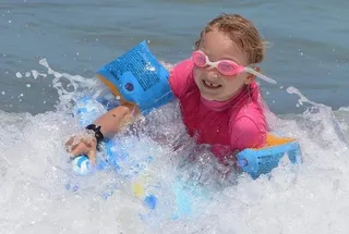 Los ópticos-optometristas aconsejan extremar el cuidado de los ojos en las piscinas