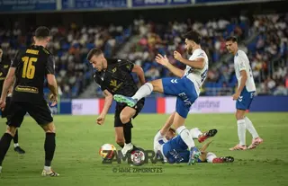 Eslava pelea un balón. Foto: Zamora CF