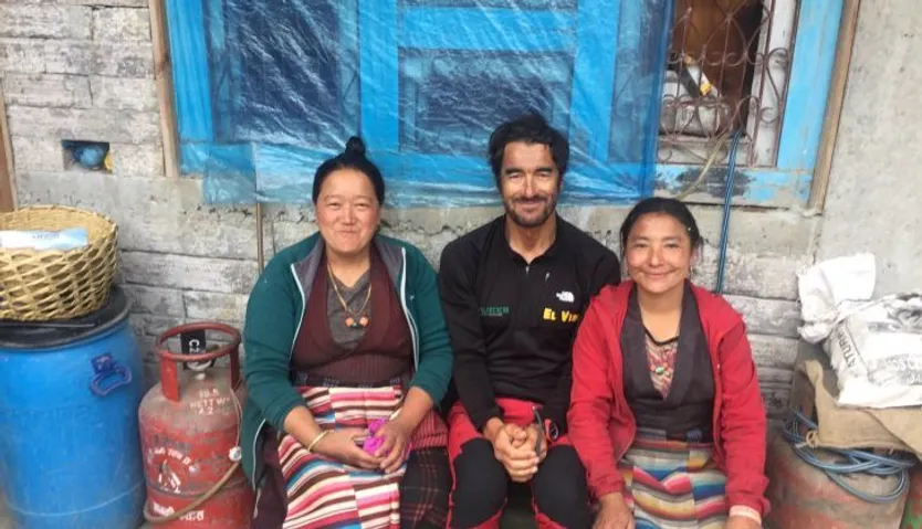 Martín Ramos junto a dos habitantes de Samagaun