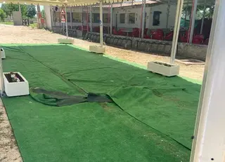 Cesped piscina coreses daños