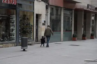 Imagen de un padre paseando con hijo por la calle Cortinas San Miguel Foto: María Lorenzo