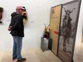 Un visitante disfruta de la muestra 'Máscaras' en el Museo Etnográfico de Zamora
