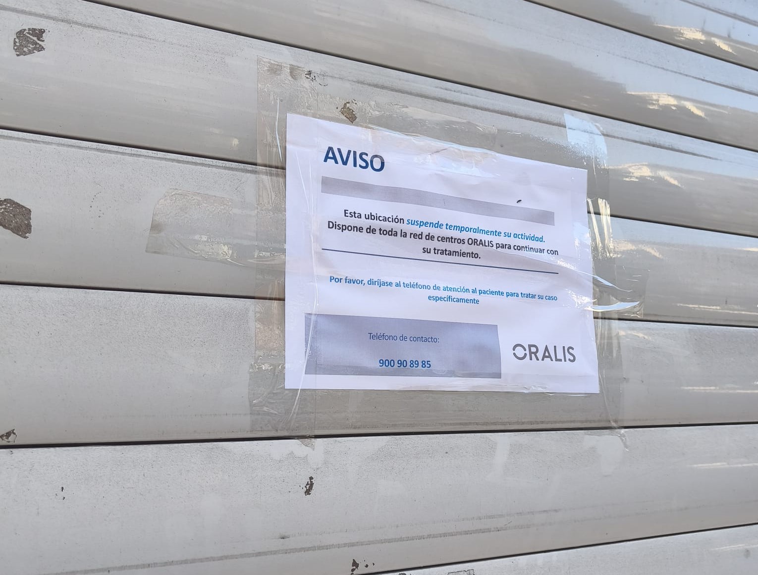 El cartel a las puertas de la cl&iacute;nica en la avenida de Portugal