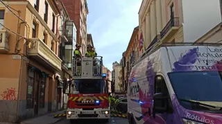 Bomberos y Policía en la calle del Riego (1)