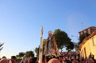 Alfombra de rosas para la Virgen del Yermo