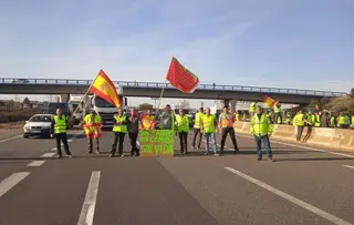 Imagen de los manifestantes en la A-6 a la altura de Castrogonzalo-ICAL