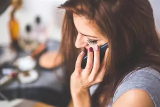 Mujer hablando por telefono