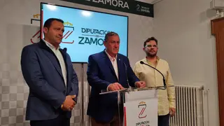 El presidente de la Diputación de Zamora, Javier Faúndez, el vicepresidente de la institución provincial, Víctor López y el diputado de Obras, Manuel Martín