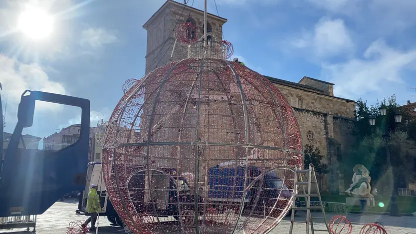 Montaje de la iluminación navideña de este año en la Plaza Mayor (1)