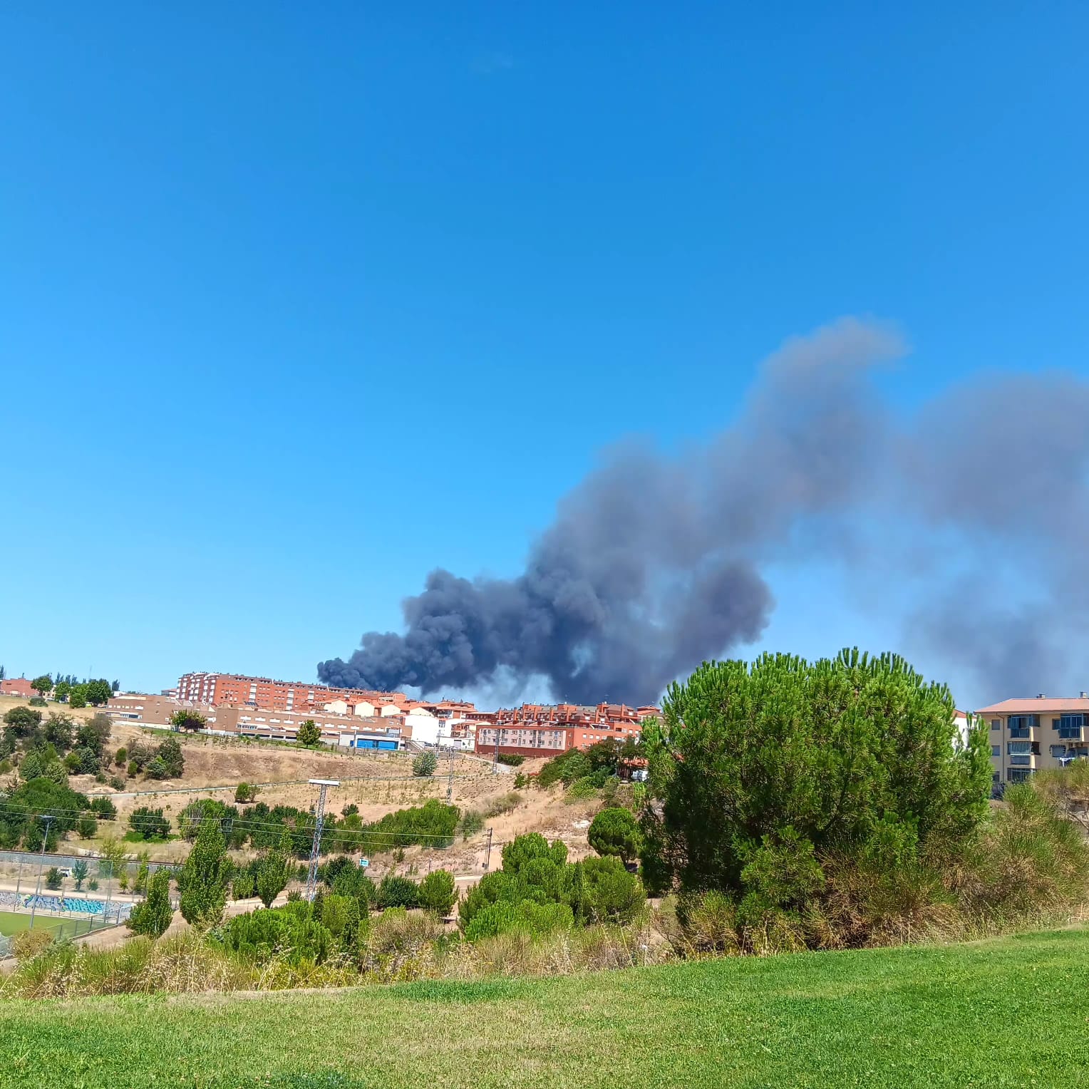 Incendio En Una Planta De Tratamiento De Residuos De Roales. Columna De Humo Visible Desde Zamora Capital