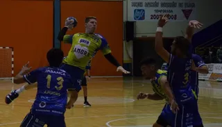Nico Bono lanza a puerta