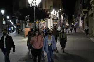 Jóvenes pasean por Zamora