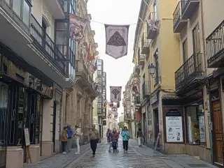 La calle Ramos Carrión decorada ya con motivos medievales con motivo del mercado