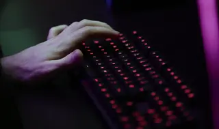 Una persona con el teclado de un ordenador. Eduardo Parra Europa Press Archivo