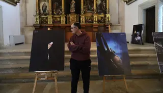 Paco González durante el montaje de su exposición