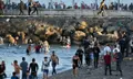 Migrantes cruzan la frontera en Ceuta