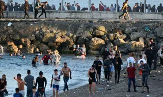 Migrantes cruzan la frontera en Ceuta