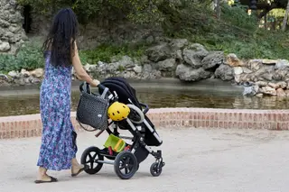 Una mujer pasea con un carrito de bebé - Jesús Hellín - Europa Press - Archivo