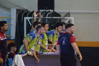 El banquillo zamorano del Balonmano Zamora durante una acción defensiva