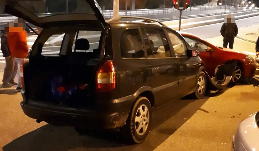 Varias personas contemplan el accidente
