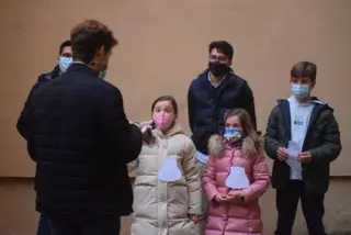 Varios niños participan en una de las actividades