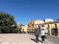 Dos personas pasean por la avenida de Vigo de Zamora