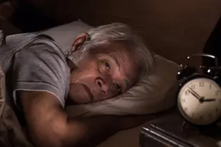 Hombre en la cama