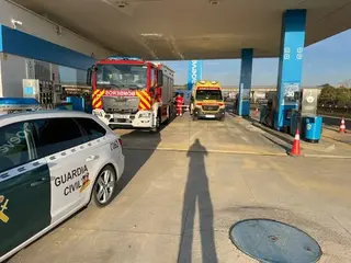 Guardia Civil, bomberos y ambulancia en la gasolinera de San Esteban del Molar