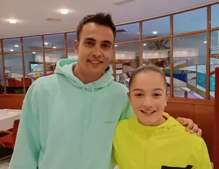Sergio Reguilón posa con una aficionada este jueves en el Sancho II