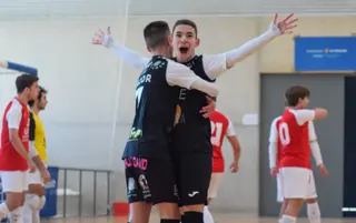 Alejandro y Nacor celebran un gol