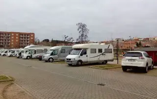 El Ayuntamiento acondiciona la zona de aparcamiento de caravanas...