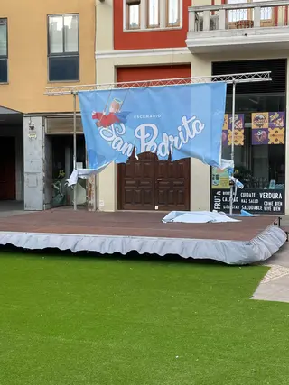 Escenario infantil vandalizado en las fiestas de San Pedro