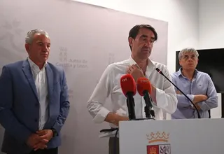 El consejero de Medio Ambiente, Juan Carlos Suárez-Quiñones, y el delegado del Gobierno, Nicanor Sen, comparecen tras la celebración del CECOPI en León | ICAL