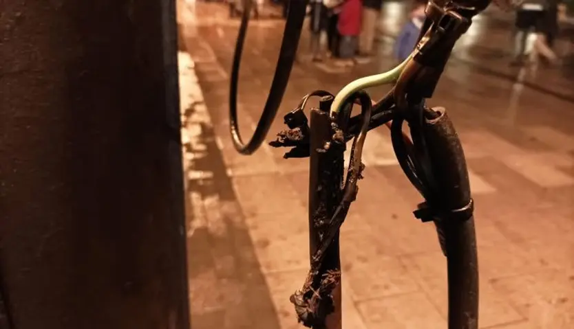 Cable calcinado en los puestos de La Marina