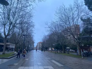Personas pasean por la Plaza de la Marina