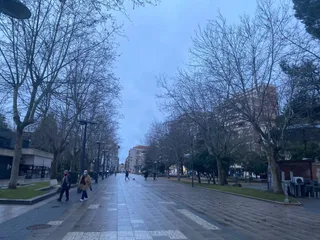 Personas pasean por la Plaza de la Marina
