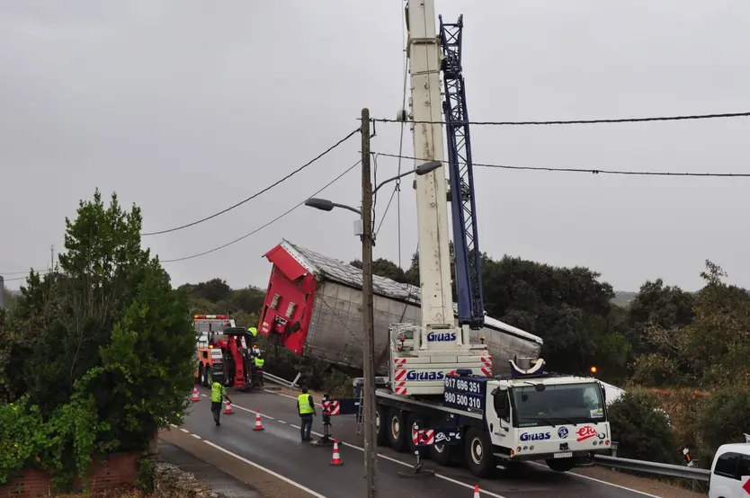 Retirada del camión accidentado el domingo en la N-122