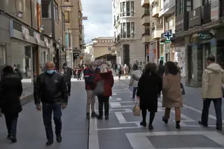 Personas paseando por Santa Clara