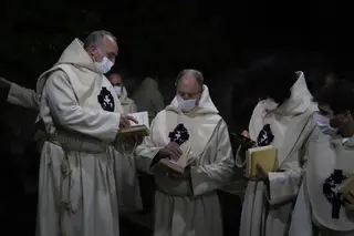 Hermanos del coro del Espíritu Santo hojean su libro de cantos Foto María Lorenzo