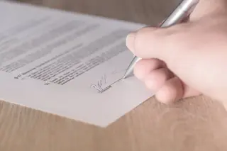 Firma de un testamento. Testamento vital. Archivo.