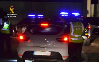 La Guardia Civil inspecciona vehículos. Archivo