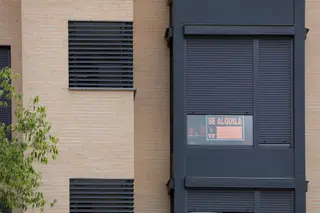 Un cartel de 'se alquila' en una fachada. Europa Press